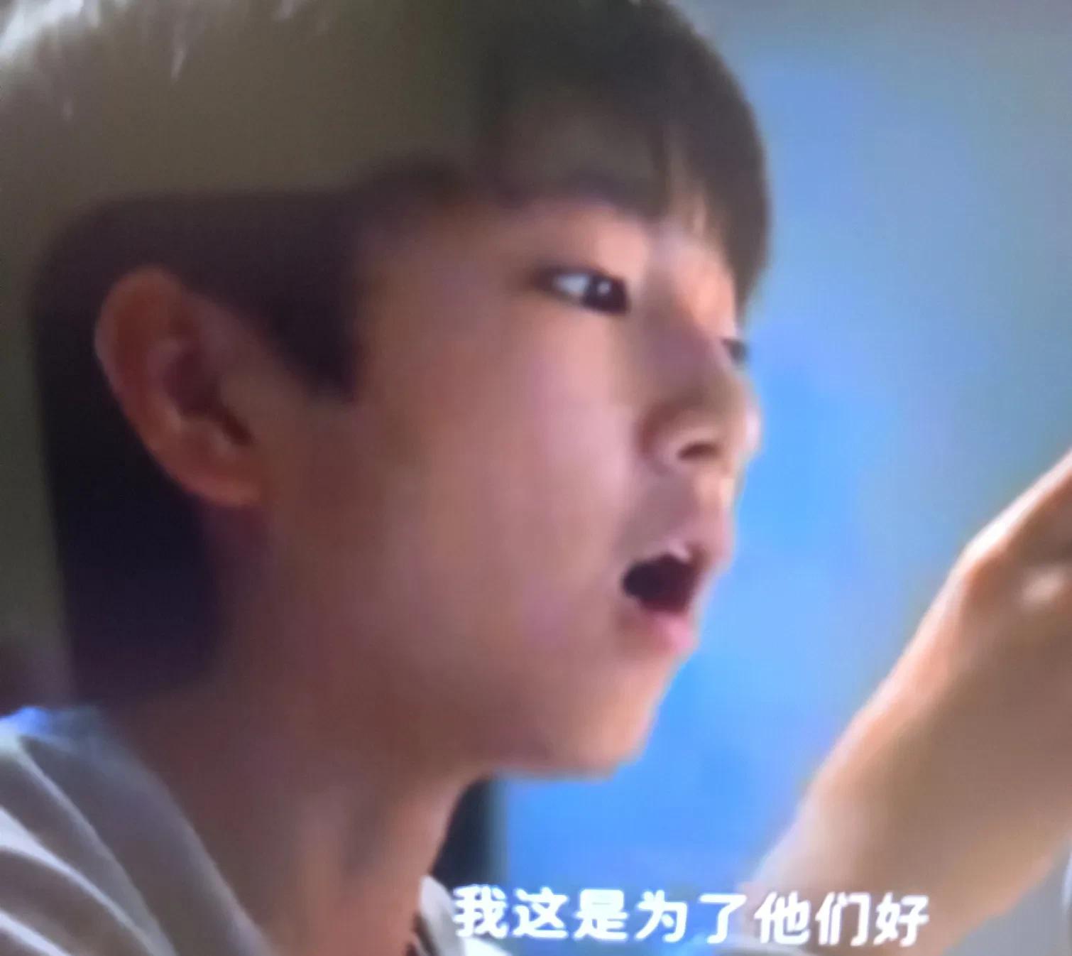 《以法之名》李人骏竟向儿子求教是非对错。一场严厉的谈话后，李人骏依然无法