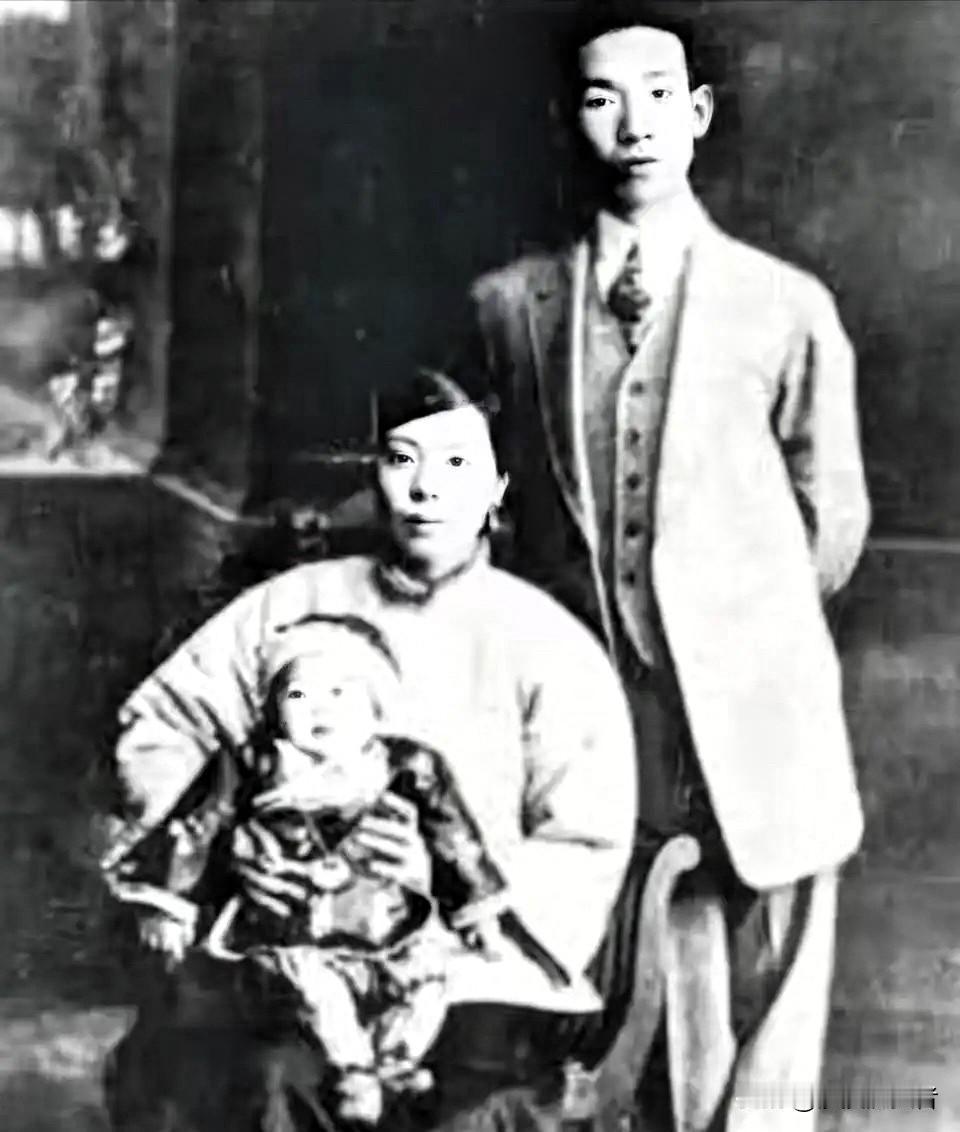 1931年，被情人抛弃的郁达夫回到老家，他紧紧地握住妻子的手说：“荃儿，我回来了
