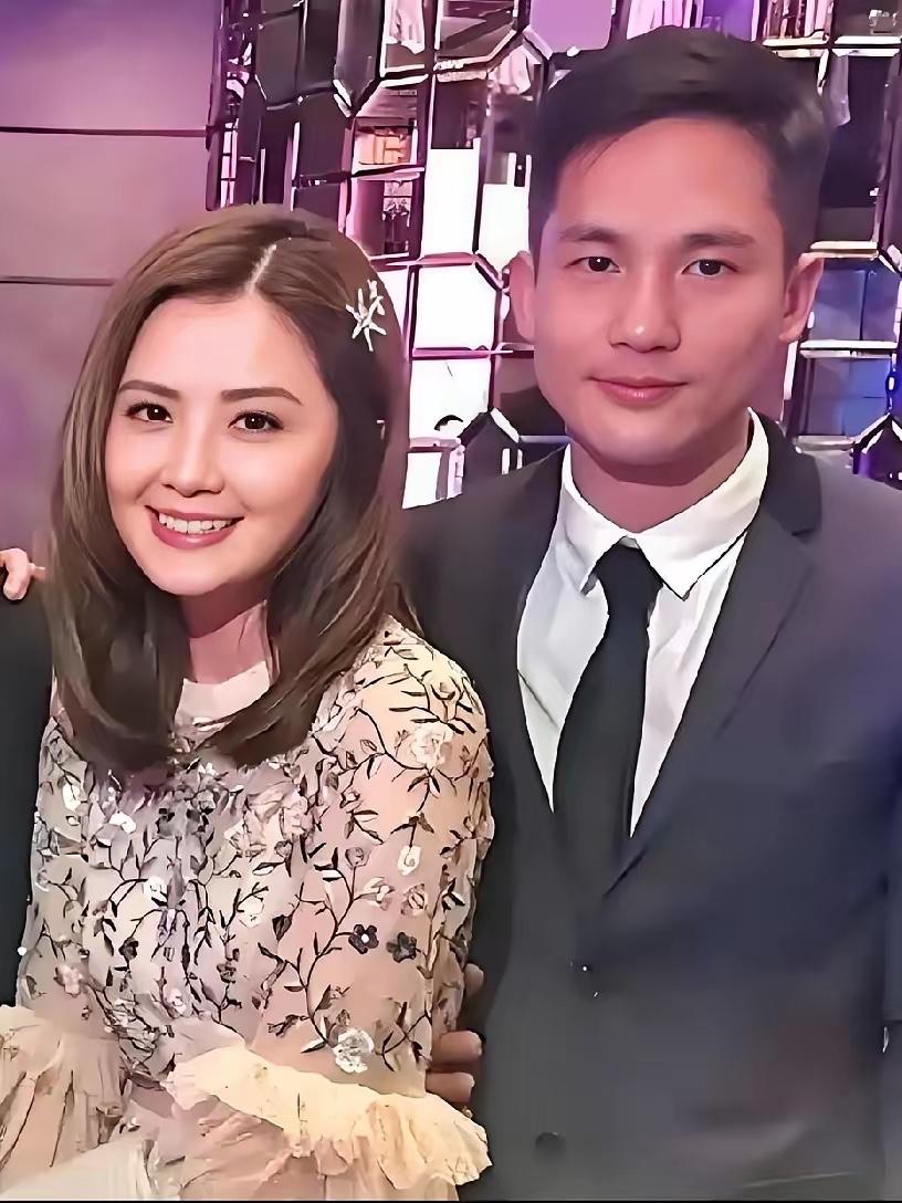 石恒聪今晚估计睡不着觉了，听说阿Sa今天官宣结婚，我脑子里第一个想到的不是甜蜜画