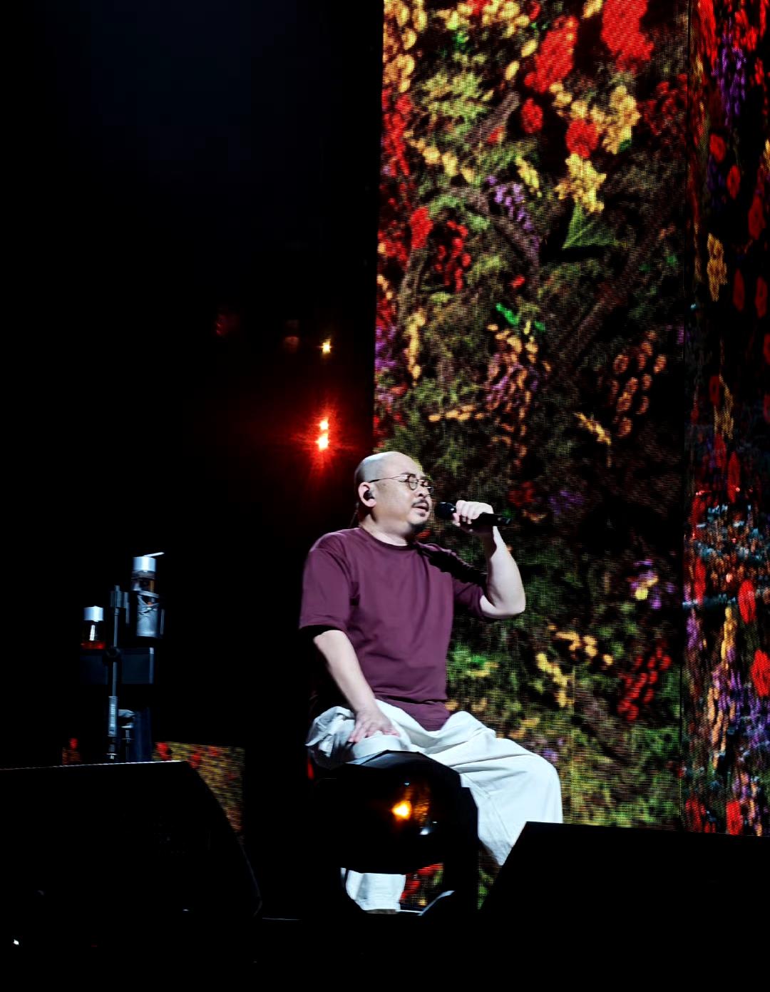 现在终于知道刀郎为什么当年被演艺圈排挤了！当年这个刀郎真的是非常的火，他也是