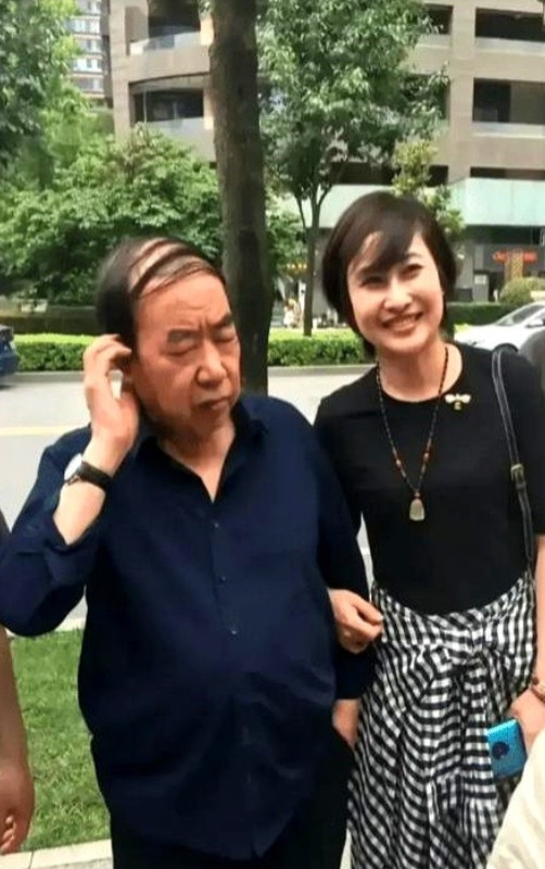 1996年，44岁的贾平凹，娶27岁的护士郭梅为妻。婚后，他问妻子：“我每周