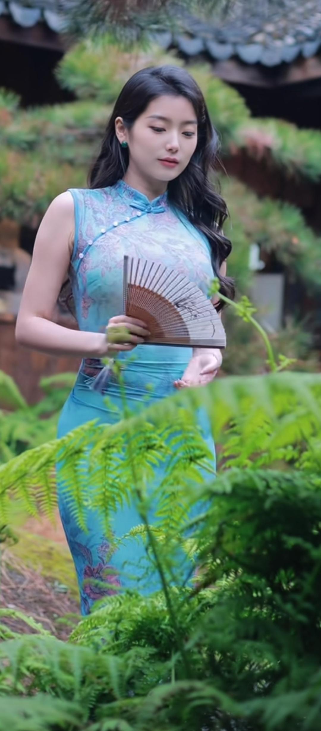 青衣拂扇，绿意满怀。