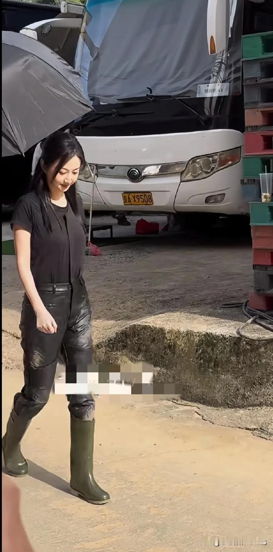 南宁这天儿，景甜还穿着皮裤呢，真的快要热晕啦！小哥呀，下次要记得跑左边哦，那边晒