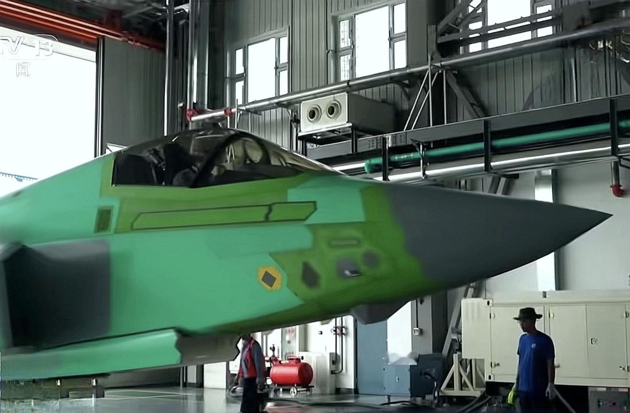 看看歼-35这制造工艺，铆钉不多而且整整齐齐，别小看铆钉少这件事，这可是制造工艺