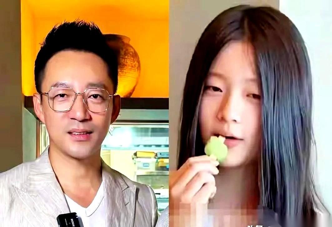 小玥儿又被拍到了。有时跟着爸爸，有时陪着奶奶。背景不是机场，就是高级餐厅，人来