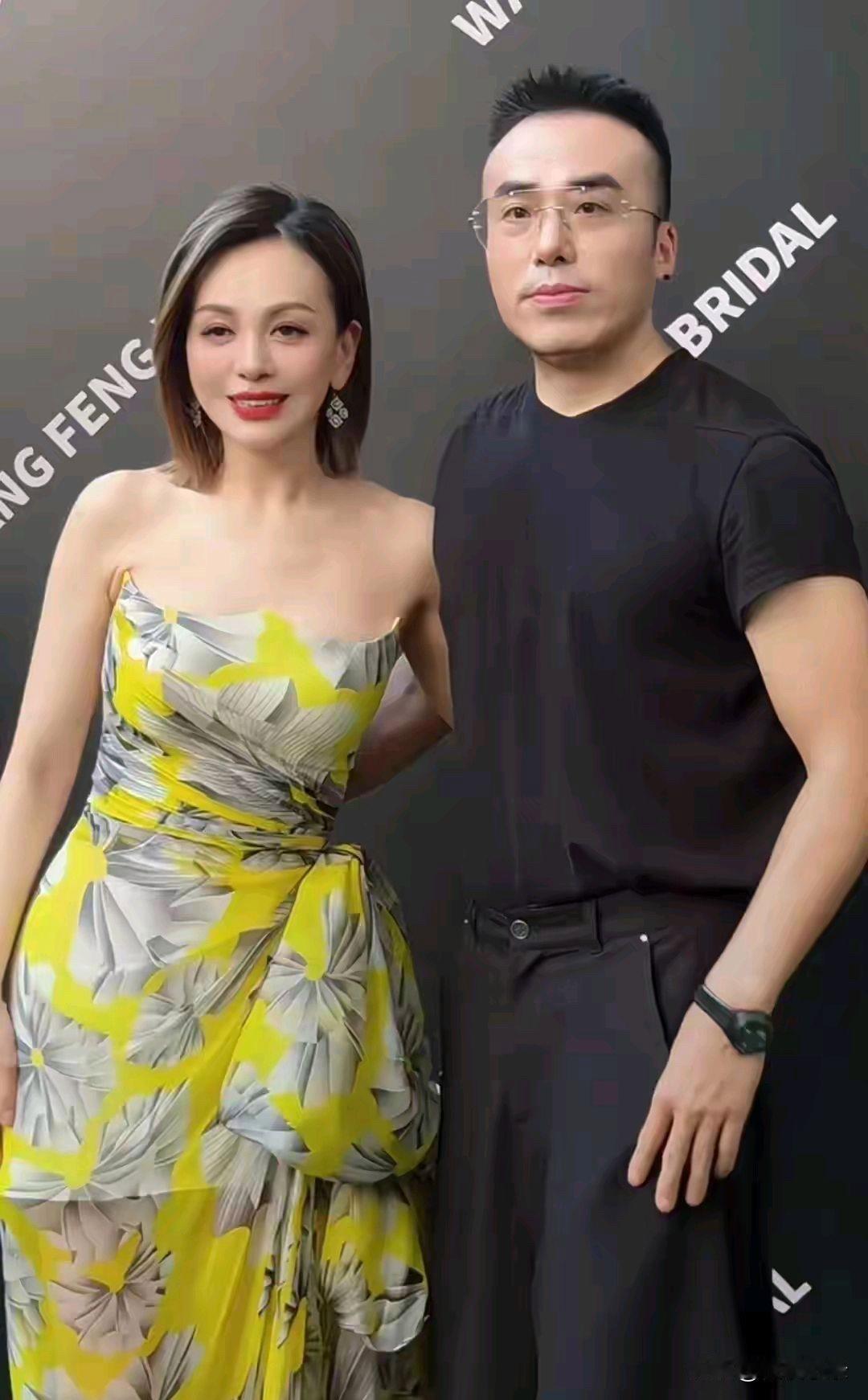 55岁王琳现身秀场，又美又飒不敢认，与神秘男人亲密合影引热议！[灵光