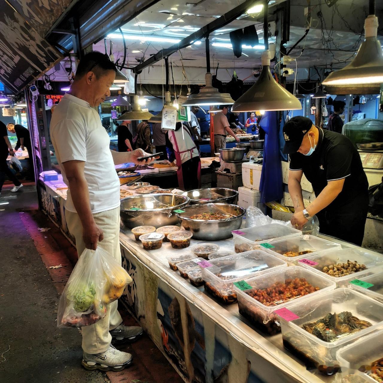 就是离不开海鲜！现在处于休渔状态，海鲜的种类少了不少。我家的那位不管去哪