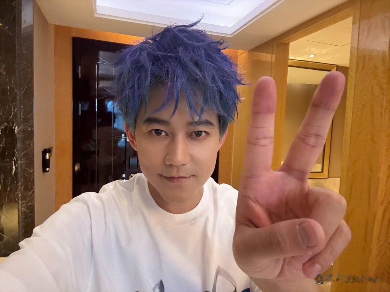 11月26日，苏醒又用小号发了一串英文，粉丝们又要开始解密了，我是猜不到醒哥说什