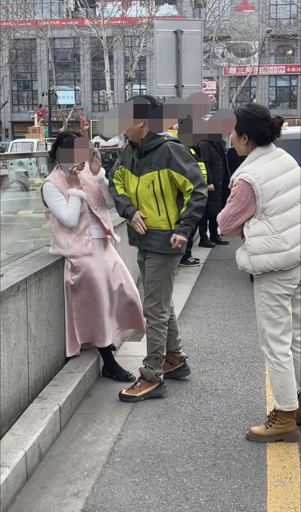 扬州女司机被甩嘴巴事情，看过完整视频，觉得女司机“演”了两次，第一次是躺地上不起
