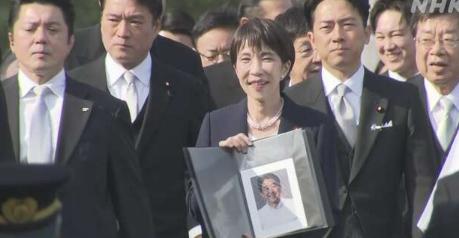 高市早苗抱着安倍晋三的遗像表态了，中国的买卖要继续做，美国的大腿要继续抱，军队还