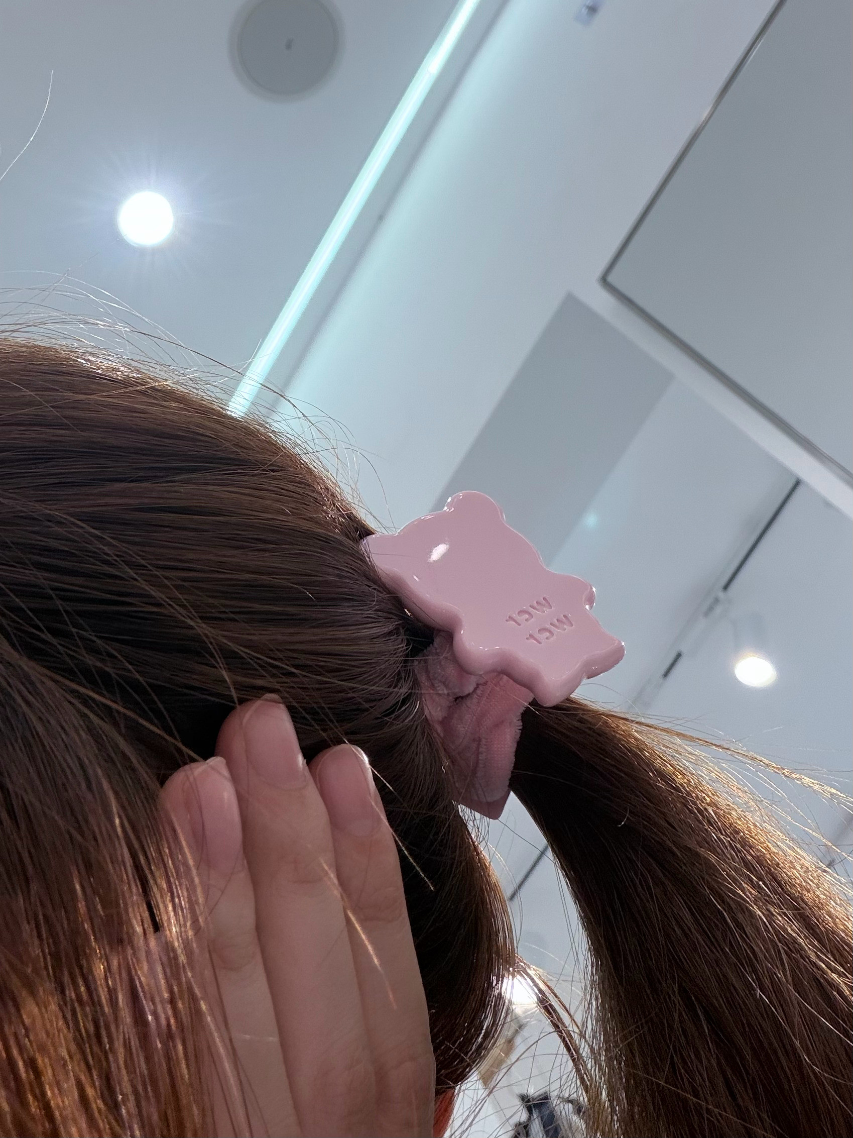 吃烧烤太热了幸好带了两个头绳随便扎的哈哈哈哈