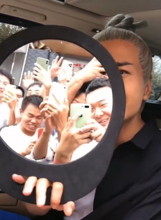 何晟铭这招太狠了，哈哈哈哈，魔法打败魔法，何晟铭为什么这么逗呀