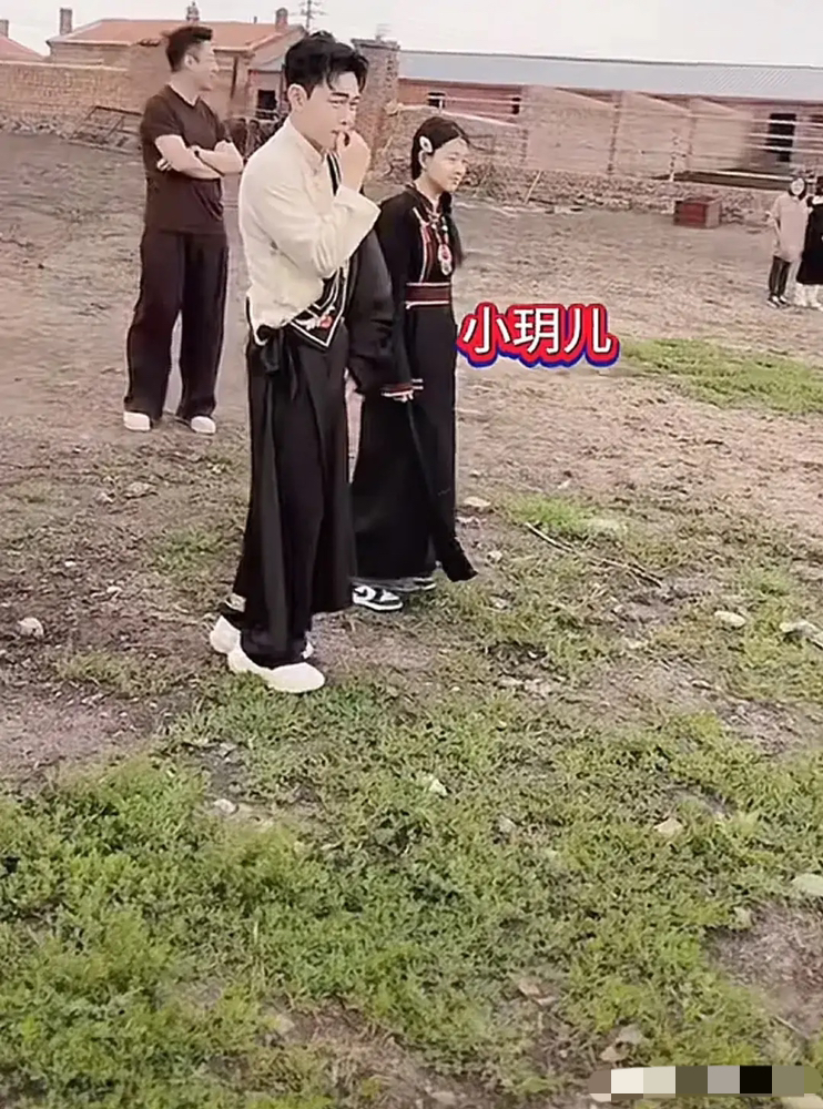 哇塞！汪小菲竟然曝光俩孩子正面照了，小玥儿太像大S，小霖霖清秀帅气！徐家人刚