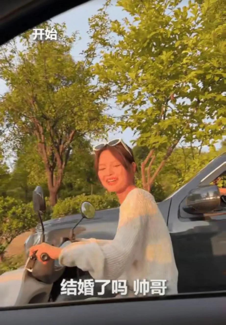 湖南怀化有段浪漫邂逅火上了人民日报：一名女子骑车时偶遇一男生，见之倾心，便大胆上