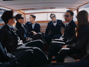 陈伟霆这气质，一堆人，全成了他的配角，老钱风果然不是盖的，本来墨镜一戴会更像大佬