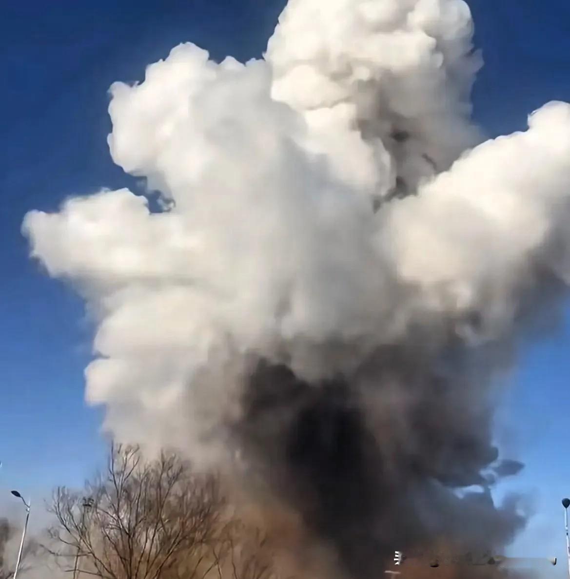 内蒙古包钢厂又出事了，这次出事的原因是因为大雪封山，运煤车辆翻倒了。看着新闻上工