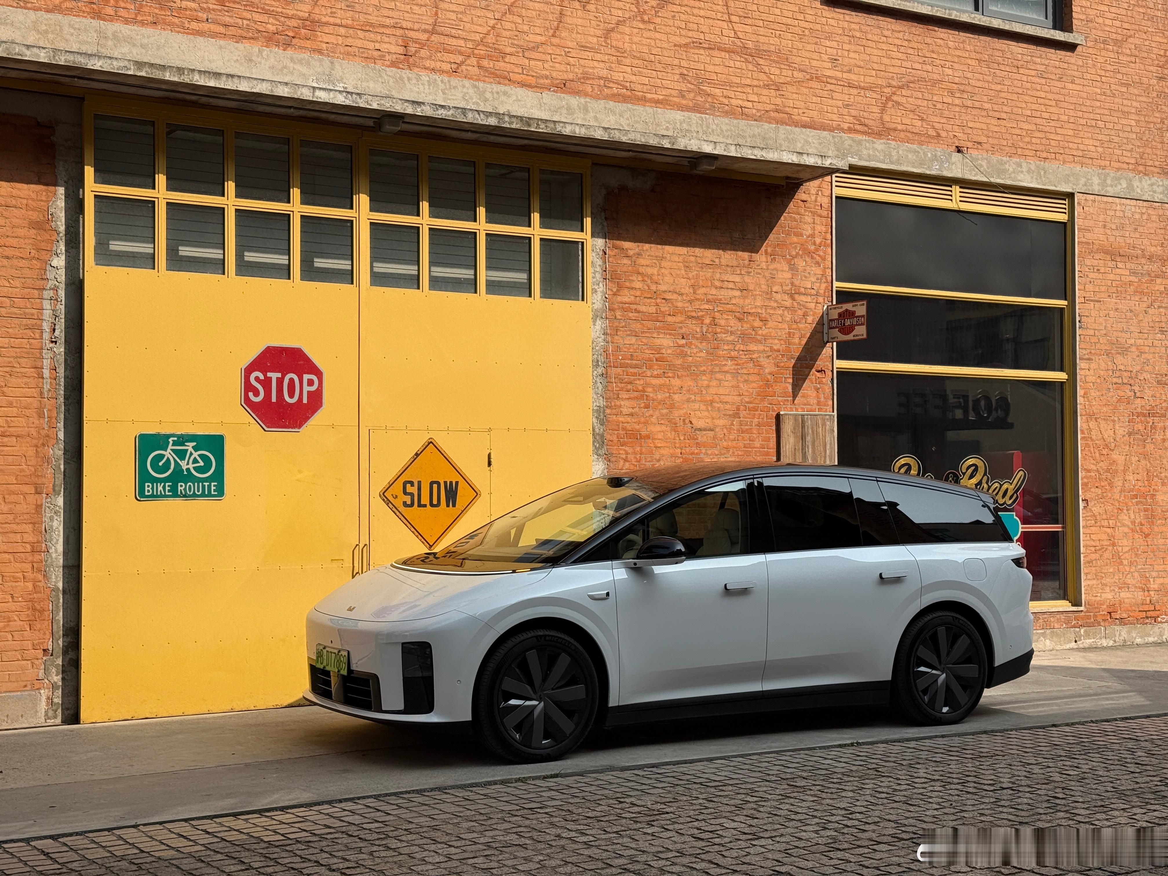 理想i8的电耗确实挺恐怖…气温10度，空调20度自动风。经历两段晚高峰延安高架和