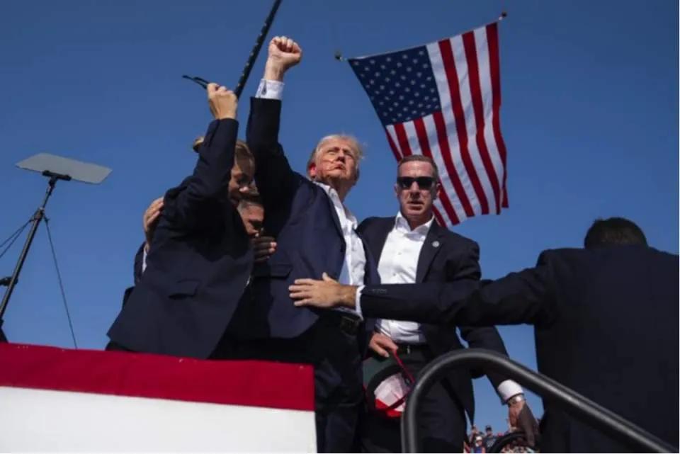 特朗普和第一次被枪击时振臂高呼相比，这次简直判若两人。第一次是临危不乱，尽显英雄