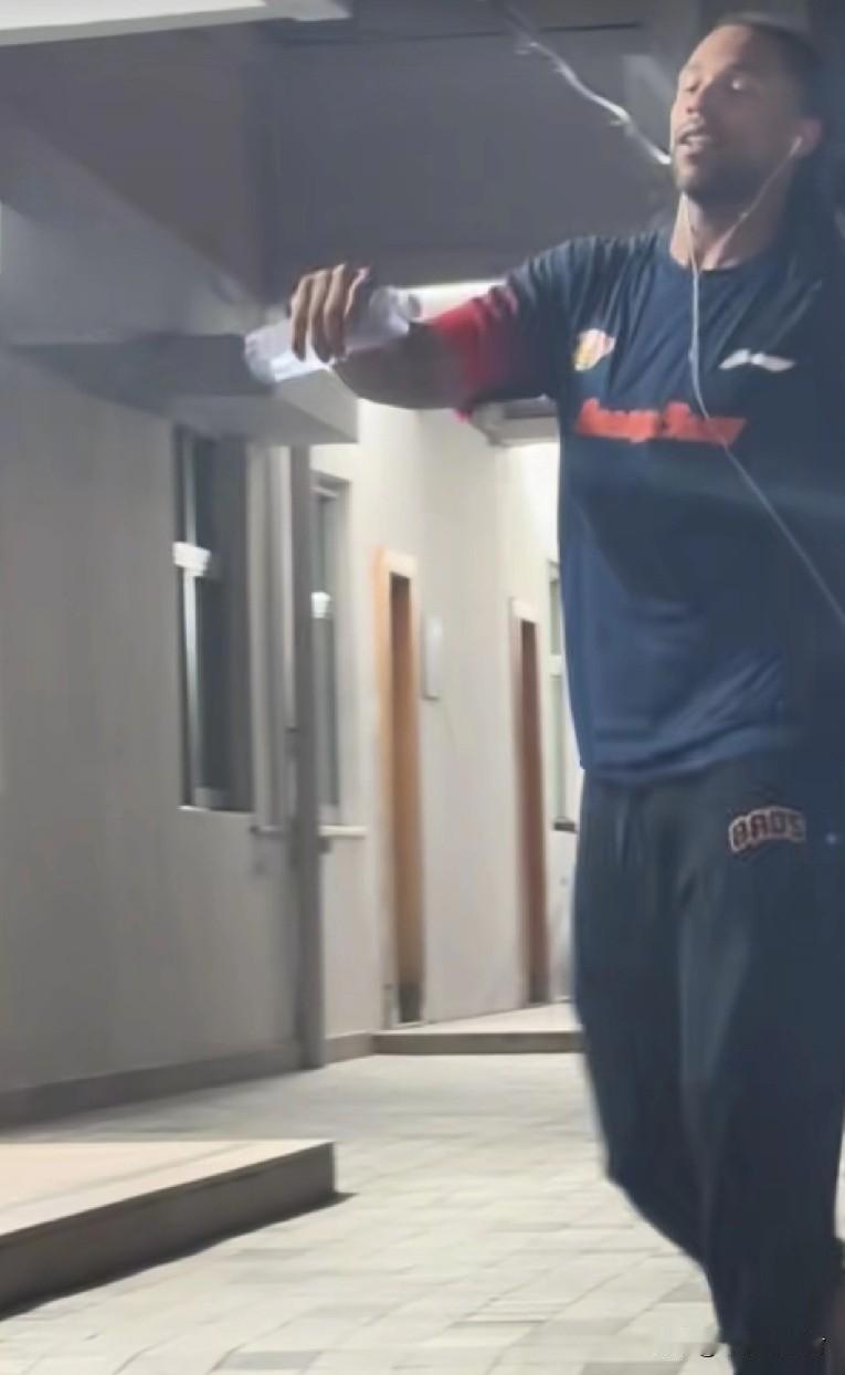 萨林杰急于求成！昨天下午，有球迷在俱乐部门口发现萨林杰！后者听着音乐唱着歌，而