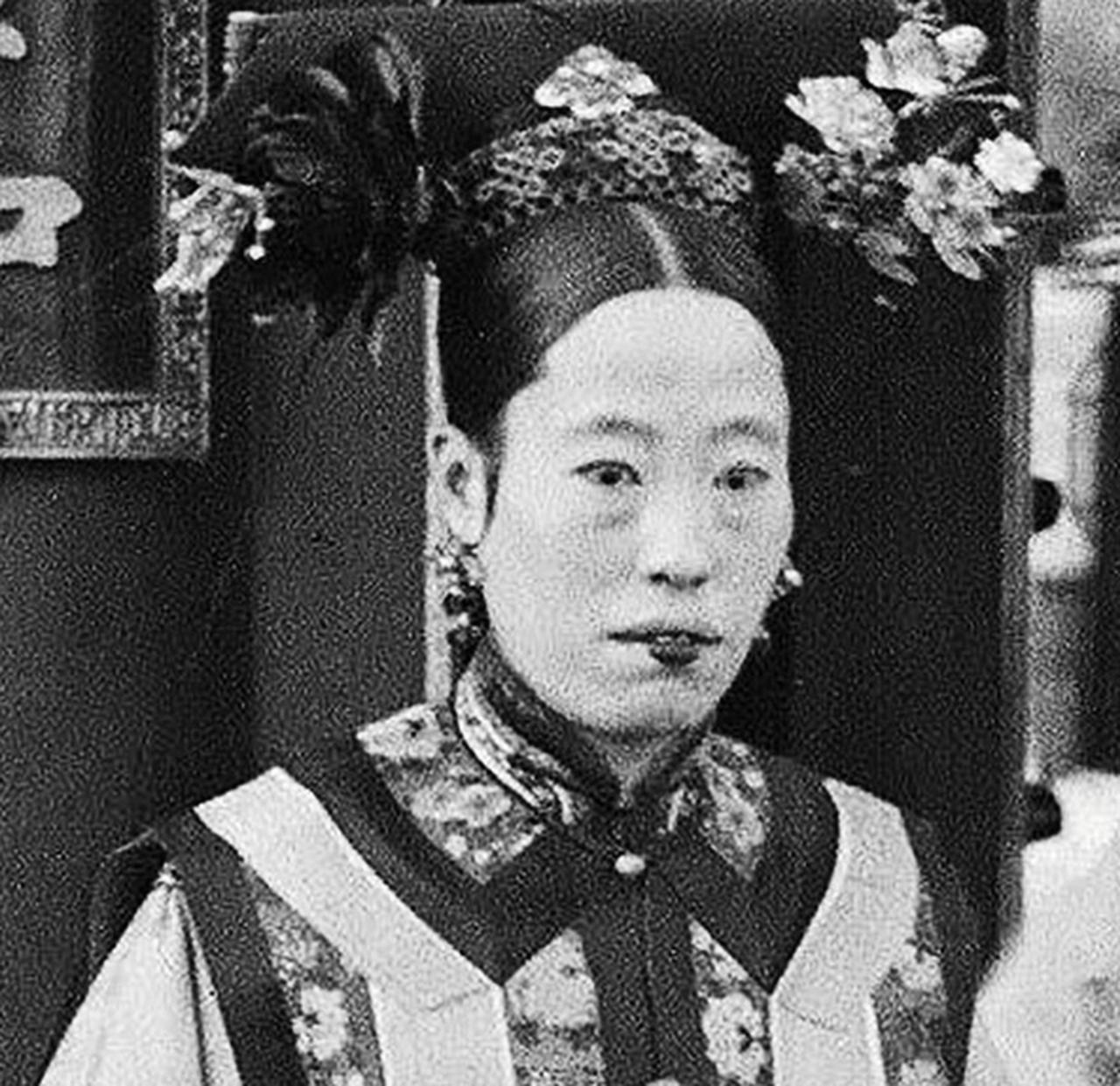 1888年，隆裕嫁给了小她3岁的表弟光绪，新婚当夜，光绪跪地大哭：“我不能与你同