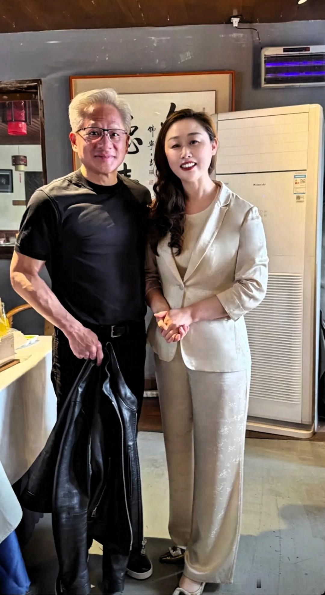 黄仁勋刚从什刹海那边走过来，饭店女老板的朋友给她打电话说：“黄仁勋在你们楼下