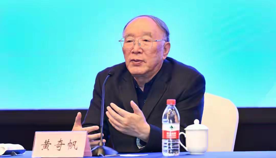 黄奇帆被查消息传出后，不少人倍感意外，退休后长期高曝光率是重要原因。卸任市长后他
