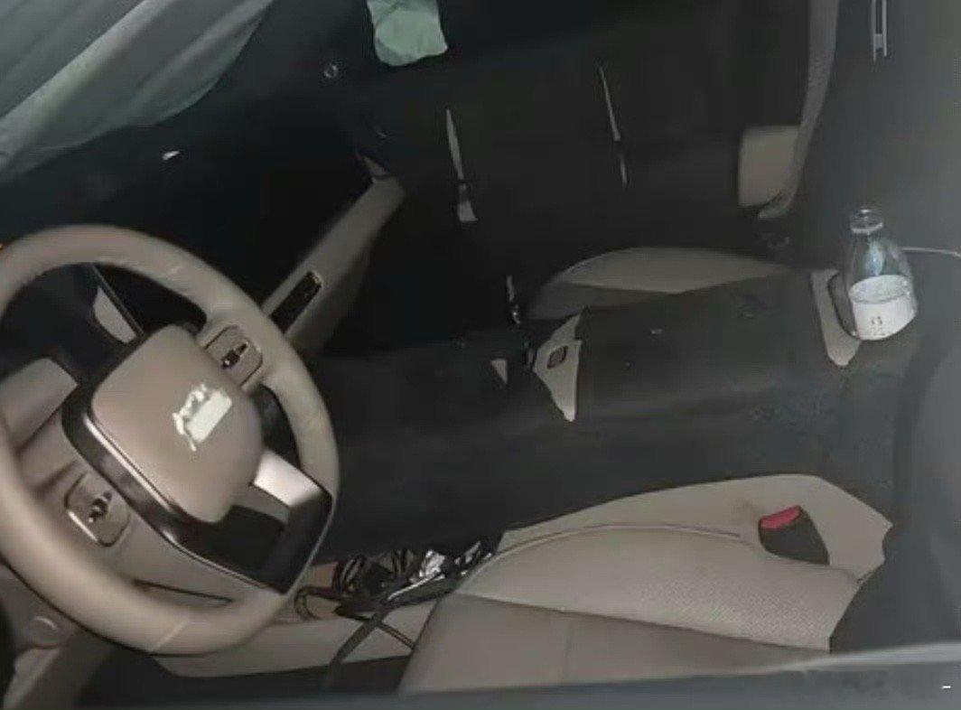 汽车理想新车要取消方向盘上的交互屏吗？疑似新款理想L9图片曝光，外观严重伪装