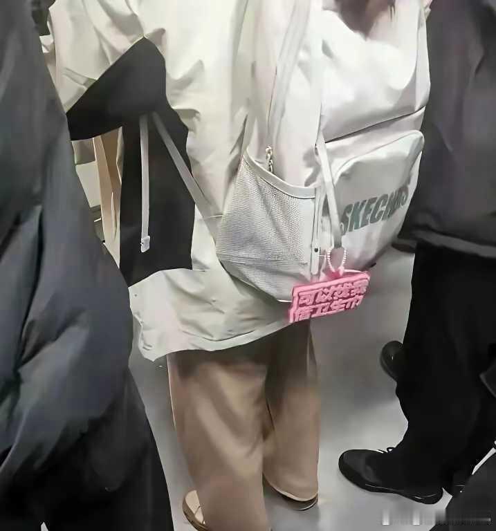 “地铁上看到的，现在的小姑娘也太勇敢了！”
