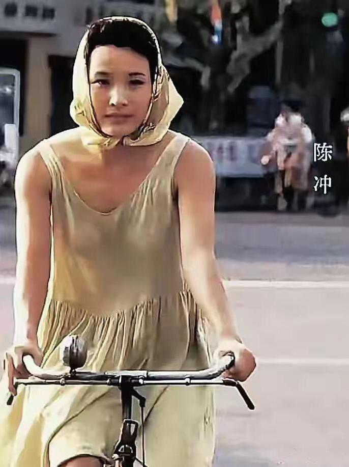 父母都是医学牛人，可她走向文艺之路。陈冲拍过很多大片，她拍过电影（小花）走红，