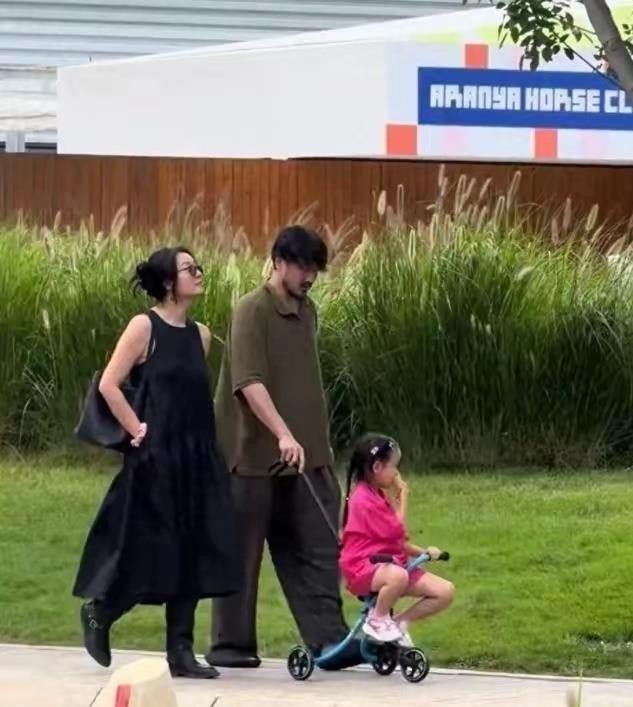 王传君和齐溪阿那亚遛娃被偶遇，一个像刚睡醒的文艺大叔，一个像来度假的时髦女主。那天风挺大，他宽衣服拖