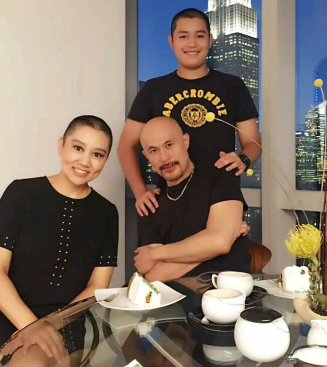 1994年，徐锦江在云南拍戏时，一见钟情一个女孩。他指着女孩对狄威说：“兄弟，我