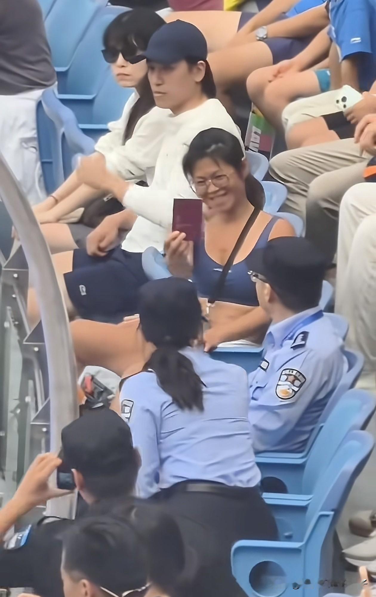 特别想知道谢某某从包里掏出护照，然后对旁边的警察说了什么？有网友分析口型，猜测