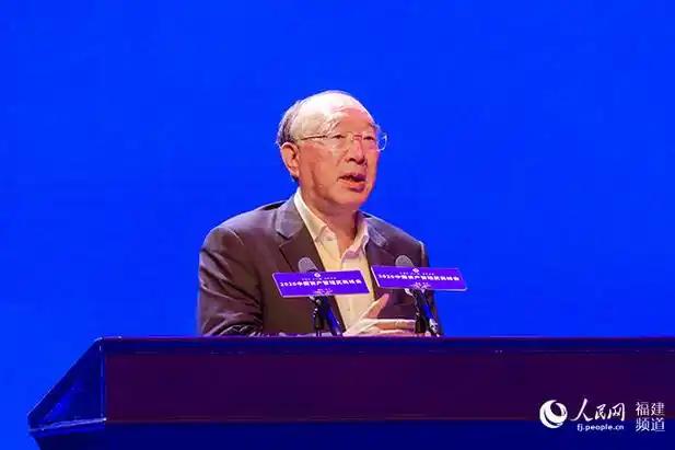 黄某某曾说房地产人均50平米就过剩了，他的这个预测似乎挺准。目前，大名鼎鼎的黄