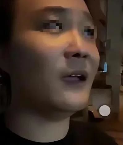 离开德云社那天，只有郭麒麟追出来。他把信封塞进我手里，转身就跑。