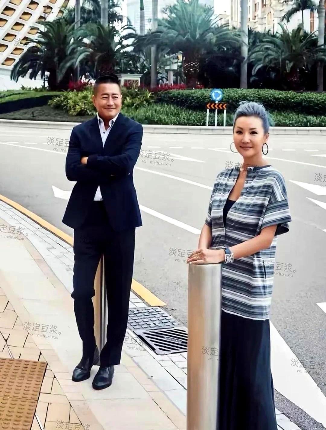 估计江珊看到这一幕肯定羡慕吧！看如今她前夫高曙光也高调晒恩爱了，前几天看他参加