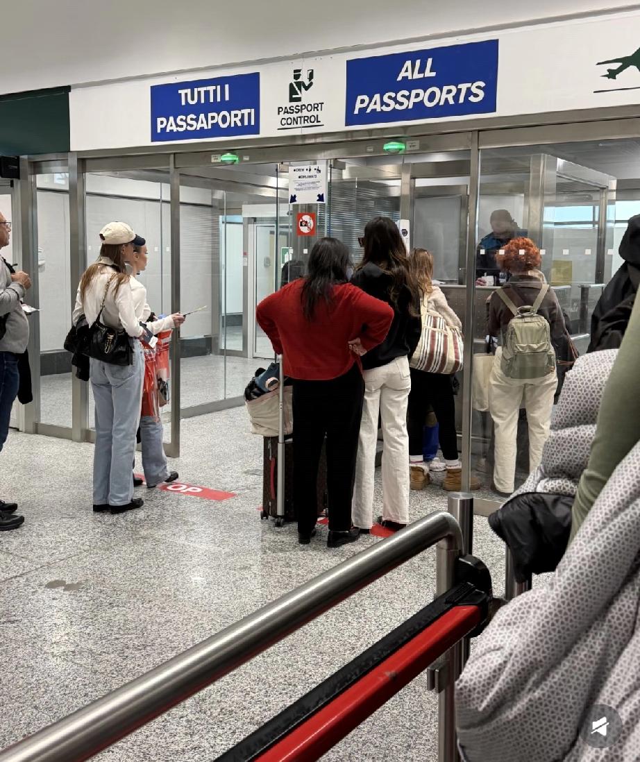 谷爱凌到北京了，母亲谷燕疲惫不堪，在机场就是老太太！2月28日一大早，谷爱凌