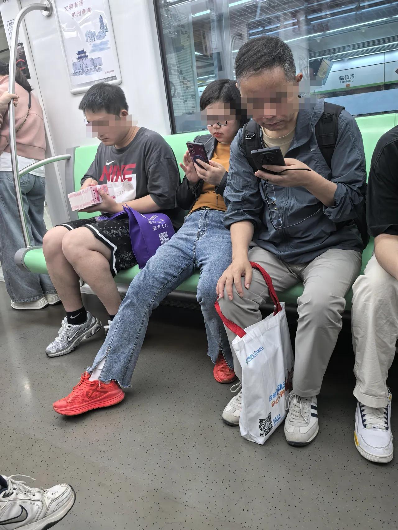 苏州人太有钱了。苏州地铁一号线。小伙从袋子里拿出一摞钱，一沓一沓数起来。他胆