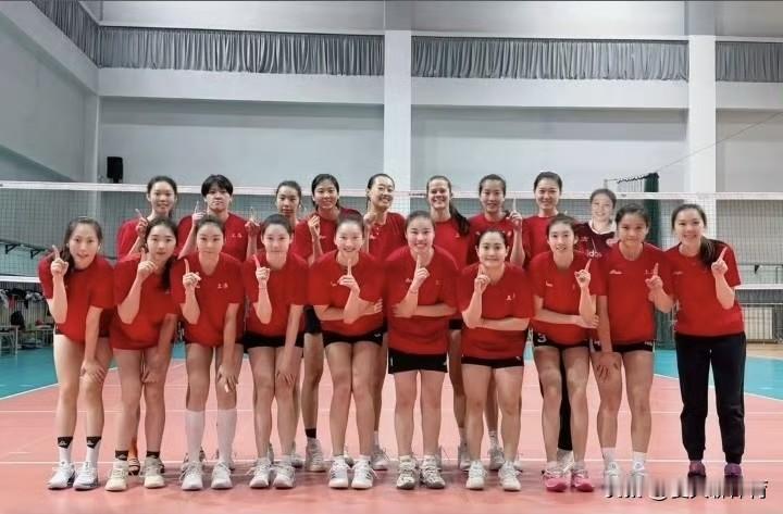 上海女排蓄势以待，准备飞往✈️澳门！新加盟的外援，来自加拿大女排的接应范赖克，也