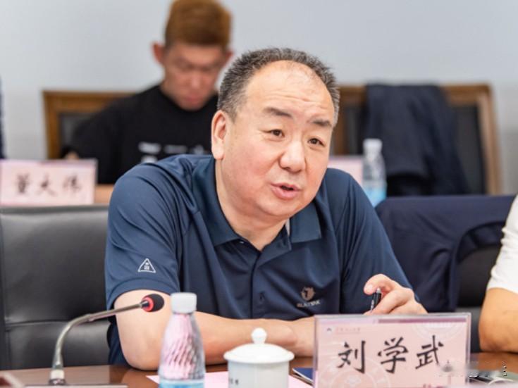 今天内蒙古交通集团的刘学武上了热搜，他是1965年出生的，长期在内蒙古交通行