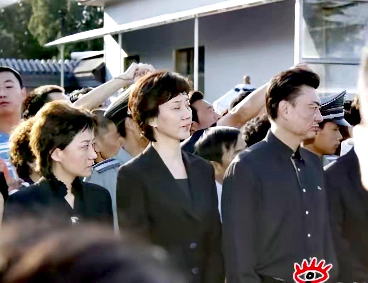 敬一丹追悼会，两张照片令人恍惚。​9月17日，八宝山殡仪馆东礼堂，敬一丹的告