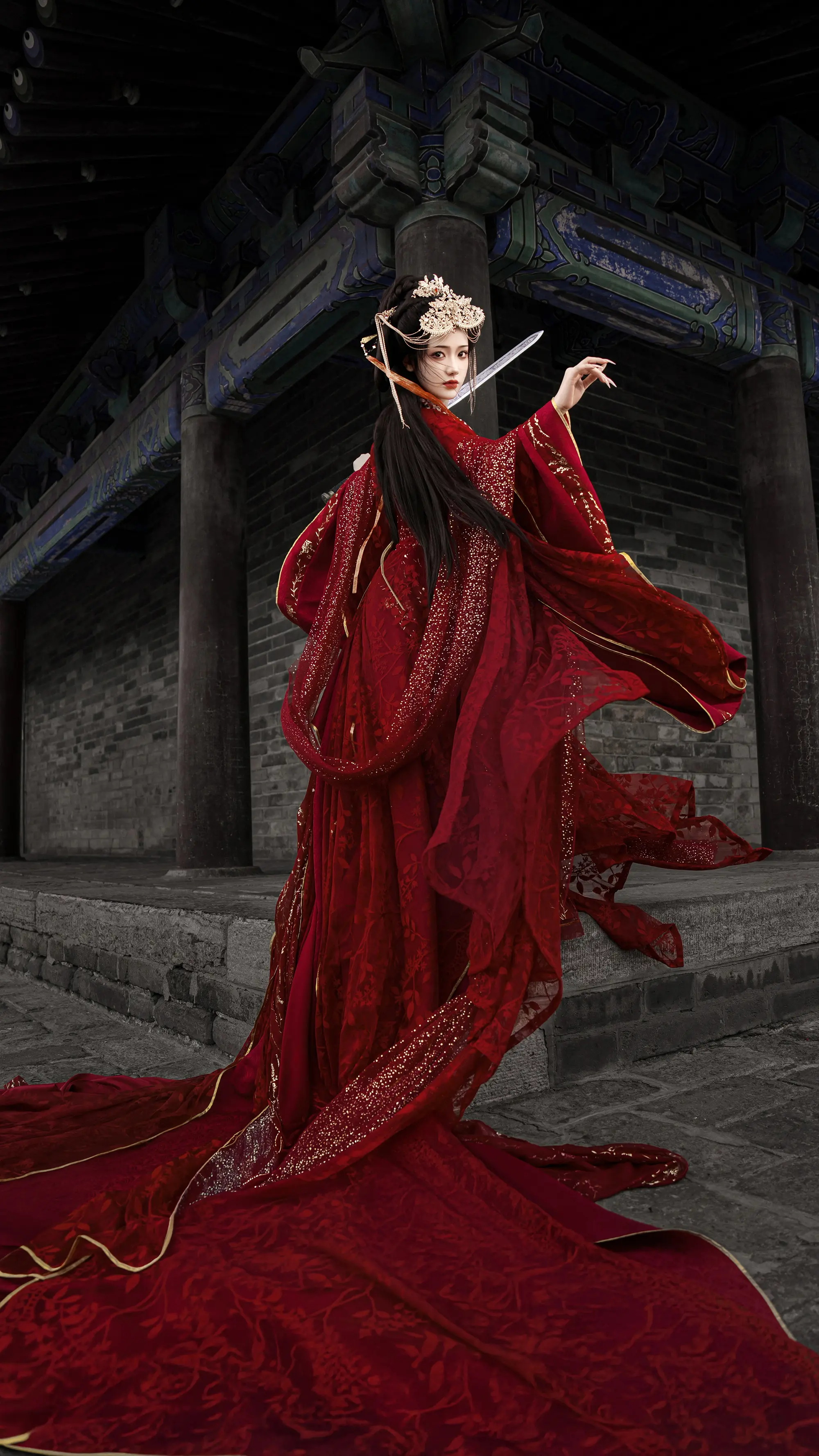 他日故里定逢春，你我山巅自相逢。—— 拍摄点：西安城墙 摄影妆造