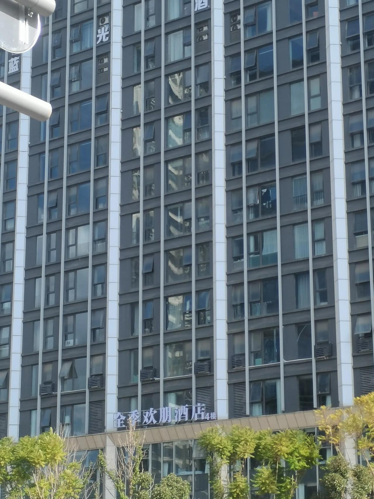 这个酒店的名字取得这个样子不会让别人投诉，维权吧！