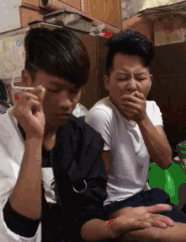爆笑GIF: 妹子, 没事逗猪干嘛呢?