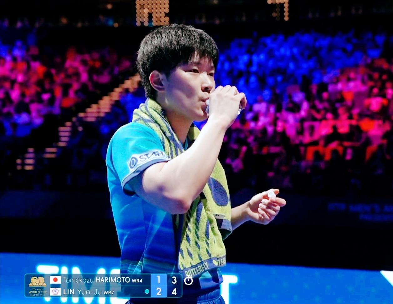 局间休息，球员吃的差距怎么这么大？国乒以前球员，樊振东和陈梦都是吃香蕉。