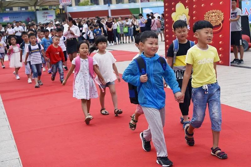 学校里的齐老师，今年三十六岁了，妻子是他的大学同学，俩人在同一个学校教书，一个儿