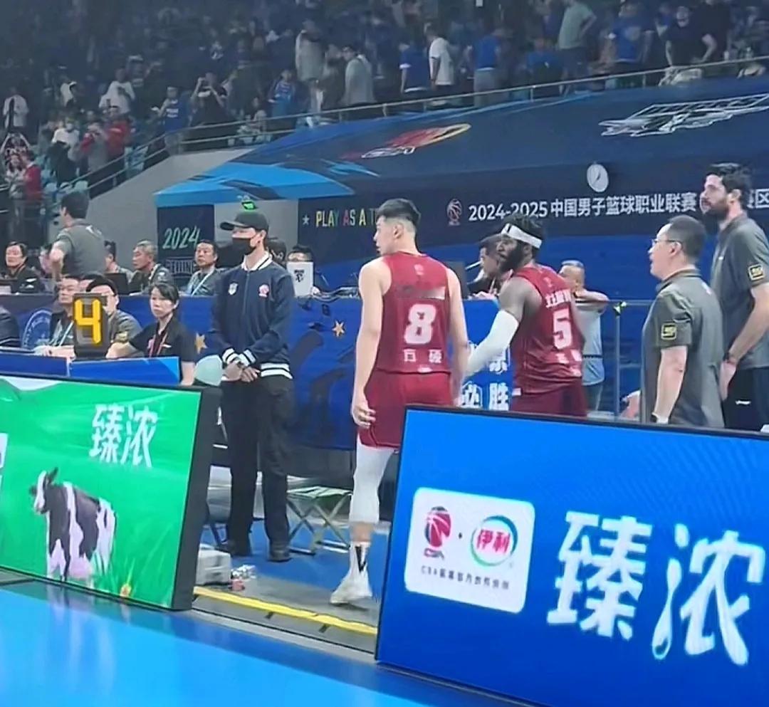 得为许利民点赞。北京主场输给广厦，赛后雷蒙，杰曼直接回更衣室，无视握手环节，他