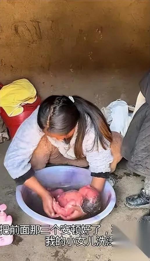 刷到条抖音，我手都攥紧了。99年的四胎妈妈，顺产第6天就带着四个娃出门——大