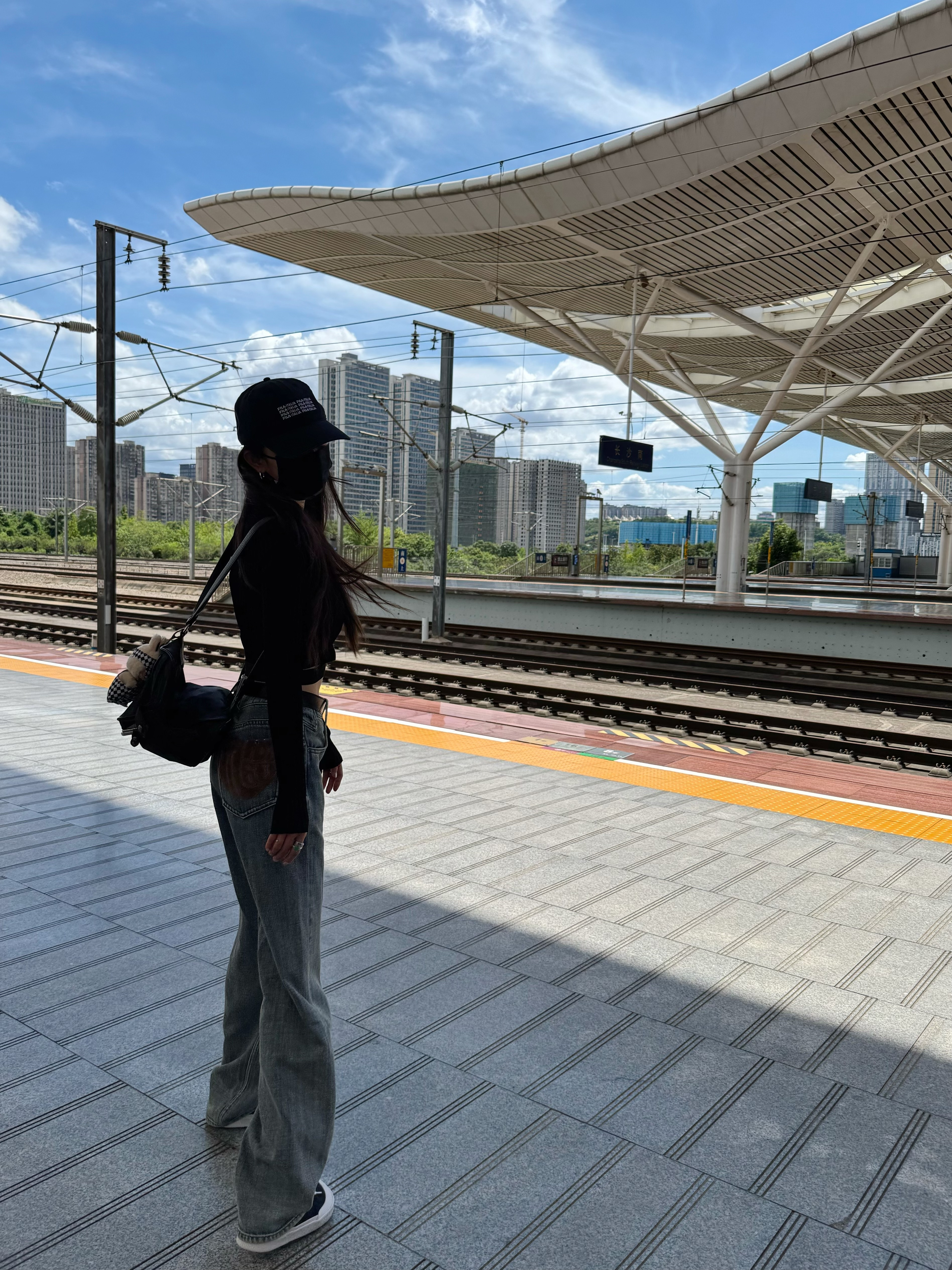 杨幂私服小企鹅回头，活力四射幂～特别像我给闺蜜拍出游打卡照，第一站抓拍