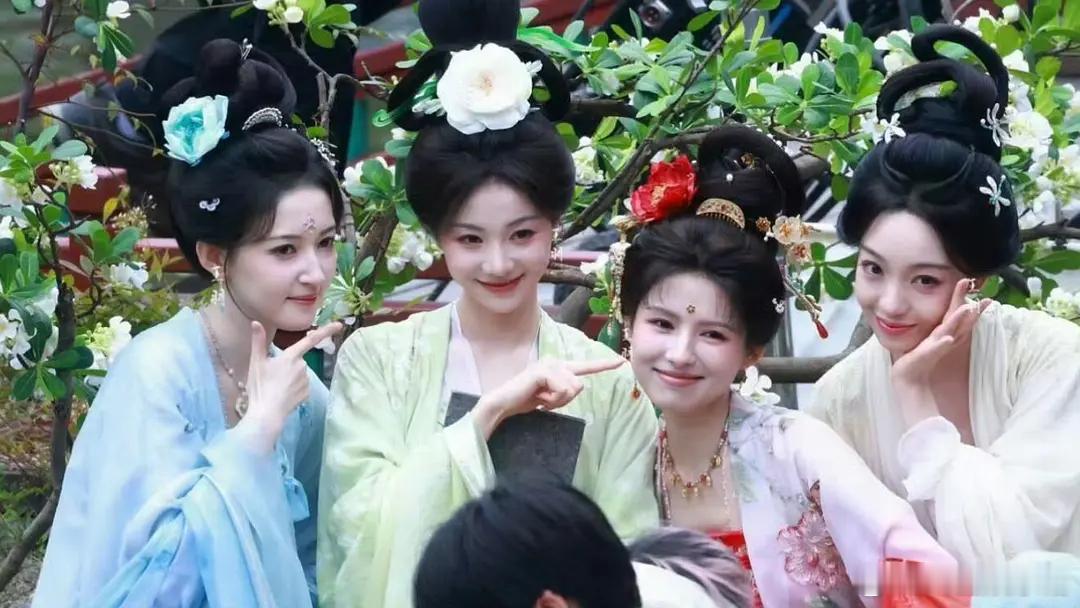妈呀，女主被配角们比下去了，红色的才是女主