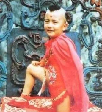 1985年，《西游记》拍摄时，红孩儿赵欣培死死抓住裤子："不给我穿裤子，我就不演